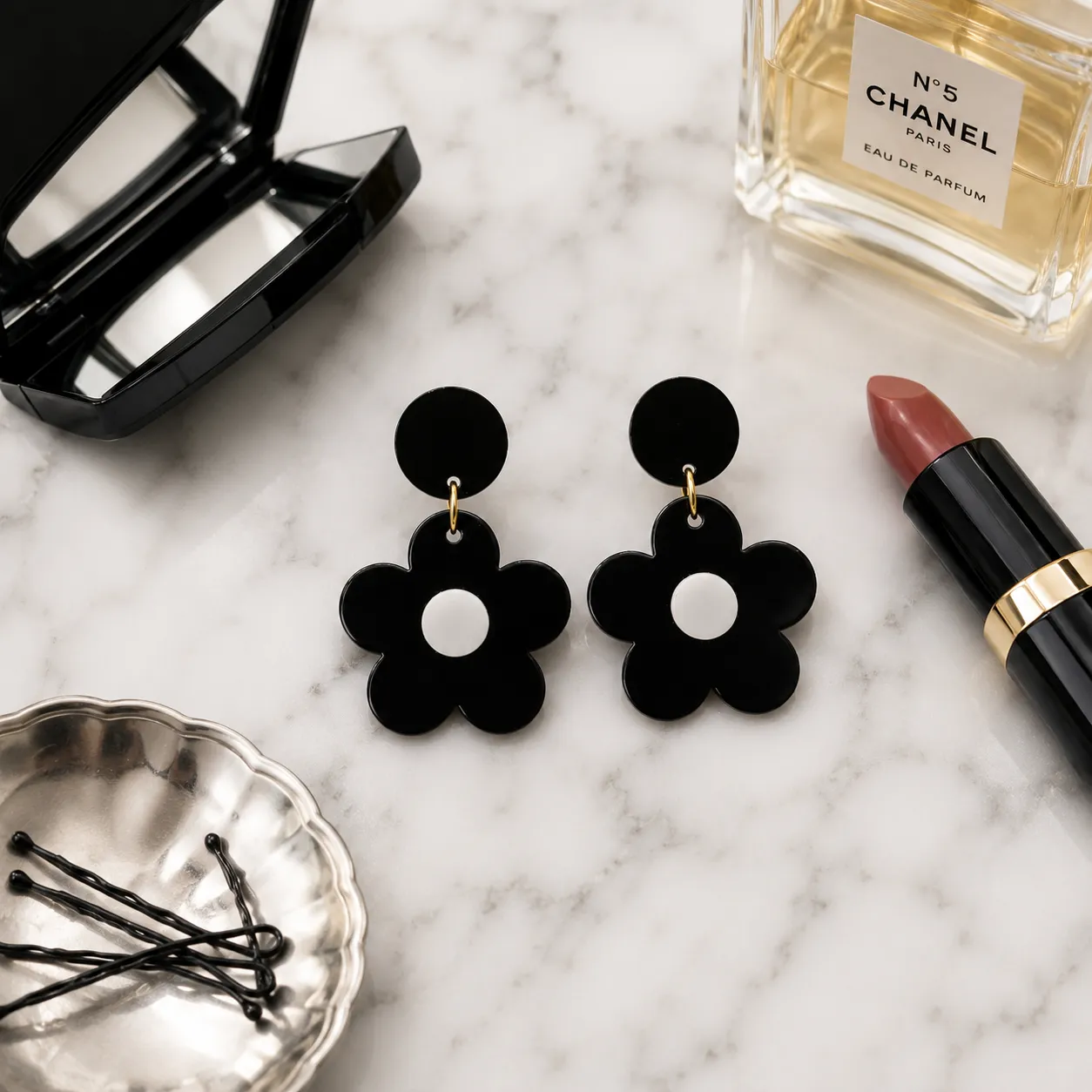 Black & White Daisy Dot Acrylic Earrings Daisy Dot Black & White Flower Earrings